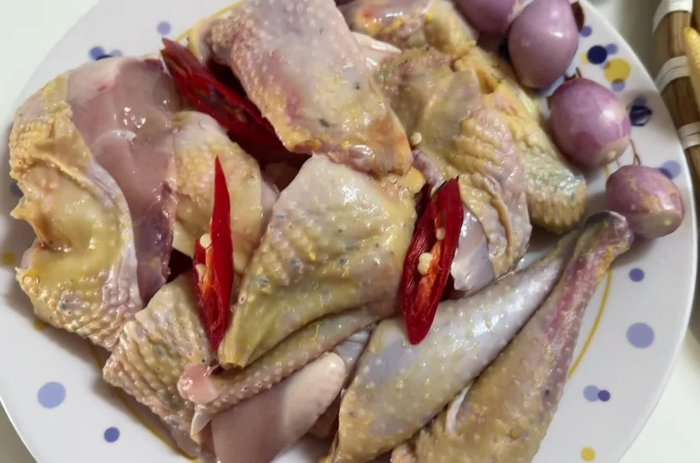 Wash and cut the bamboo chicken into bite-sized pieces. (11.599)