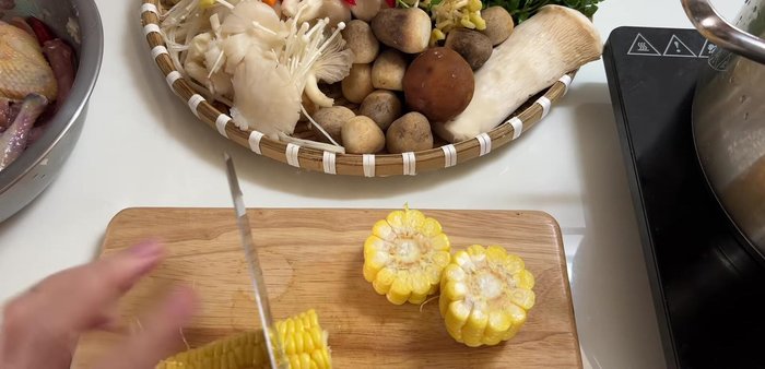 Cook the corn and carrots until the broth is sweet and aromatic. (154.12)