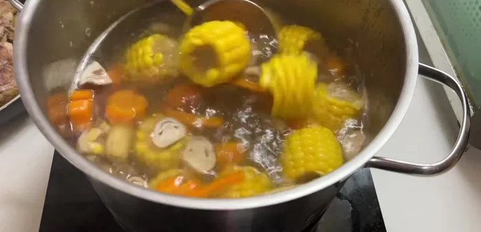 Add the stir-fried chicken to the pot and cook for 10-15 minutes (depending on the size of the chicken pieces). (374.28)