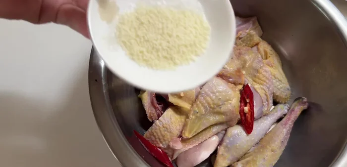Briefly stir-fry the marinated chicken. (40.64)