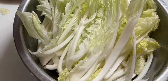 Wash and cut the cabbage into small strips. Marinate with coarse salt for about 2 hours.