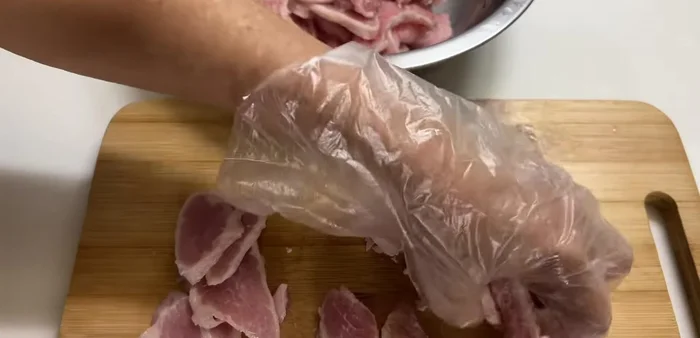 Slice the pork thinly. Marinate with salt, MSG, and cooking oil for about 30 minutes.