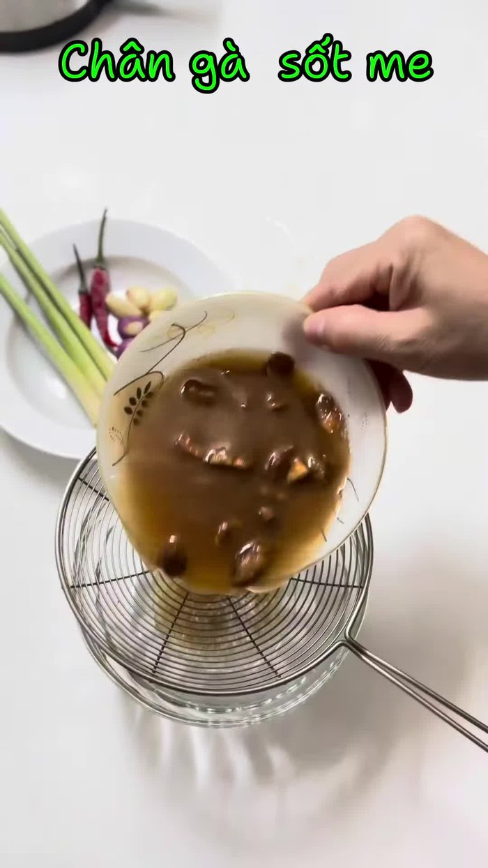 In a bowl, combine the tamarind juice, sugar, and fish sauce. Stir well until the sugar dissolves.