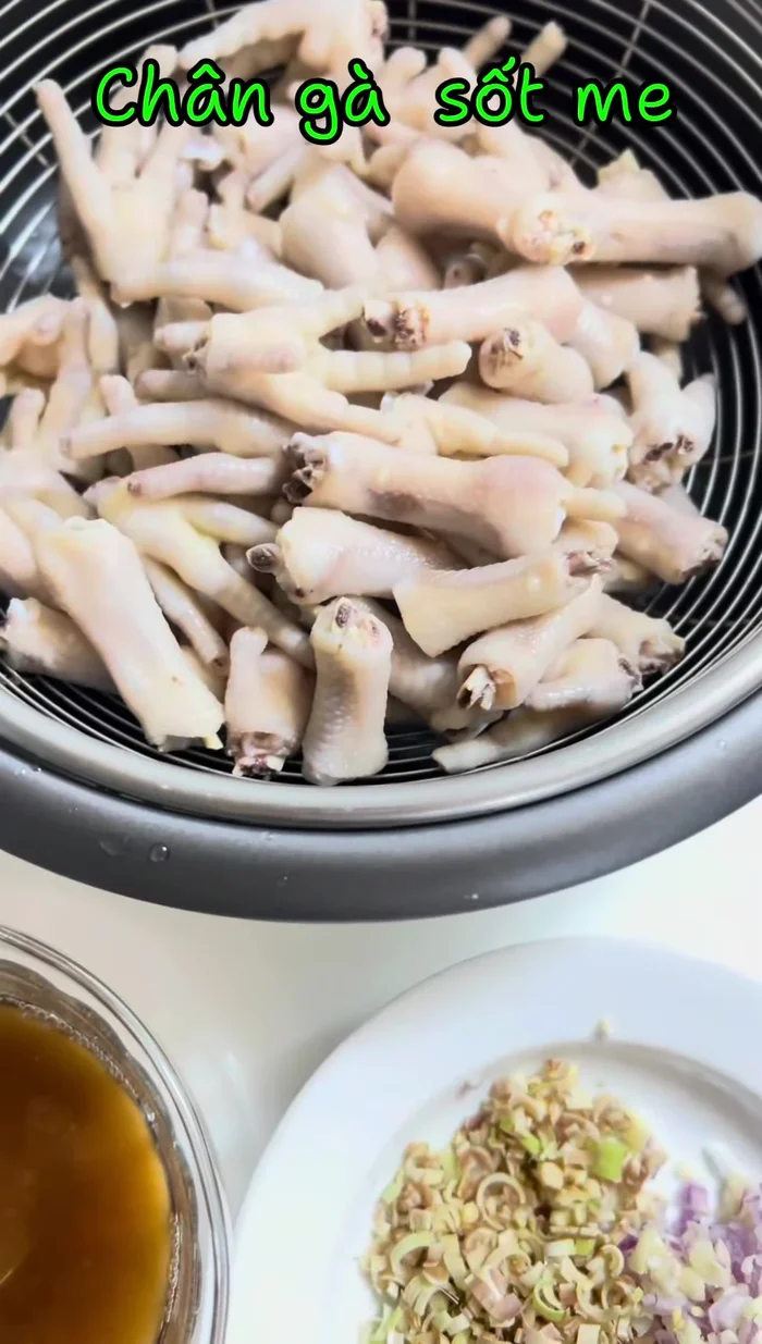 Heat oil in a pan. Once hot, add garlic, lemongrass, shallots, and minced chili. Stir-fry until the mixture turns yellow.