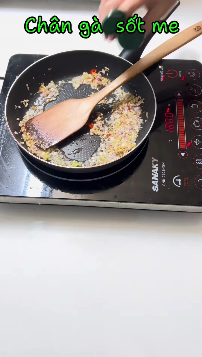 Add a little chili powder and stir-fry.