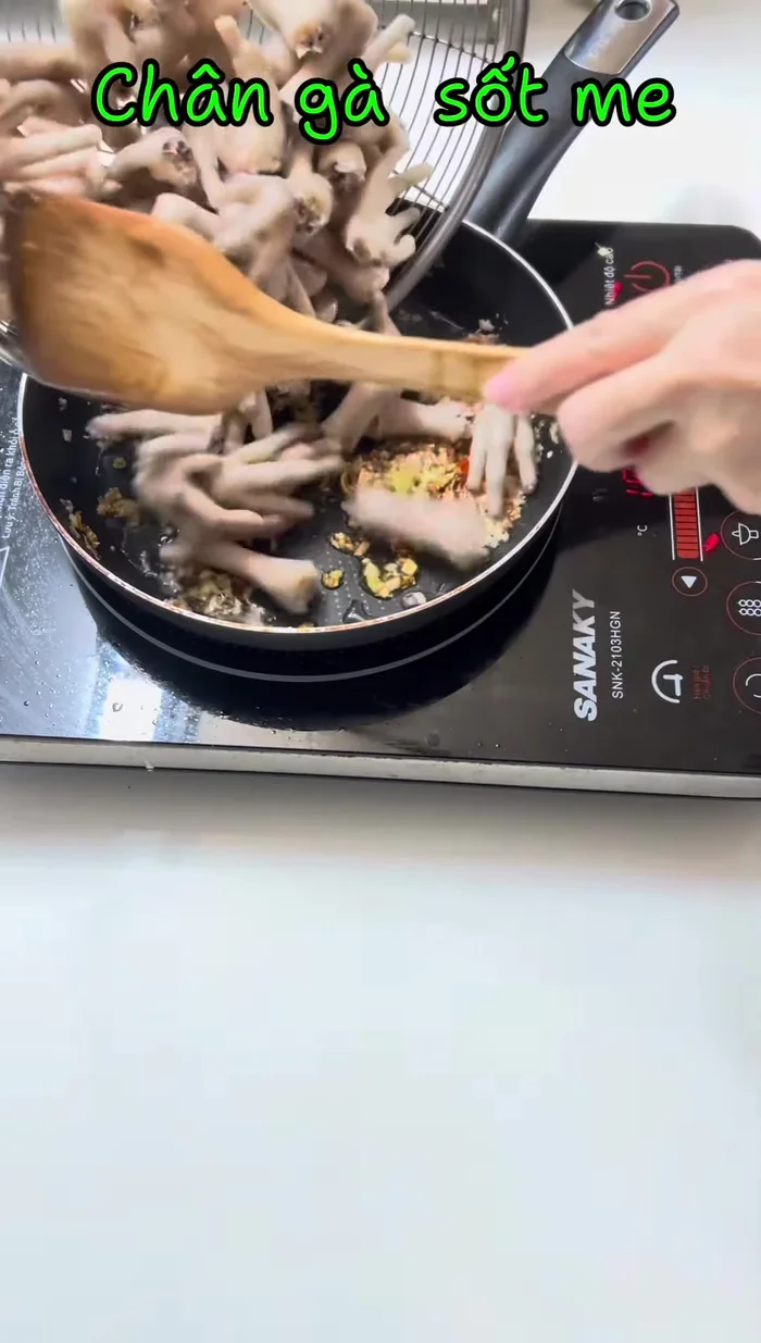 Add the boiled chicken feet to the pan and stir-fry for about 2 minutes.