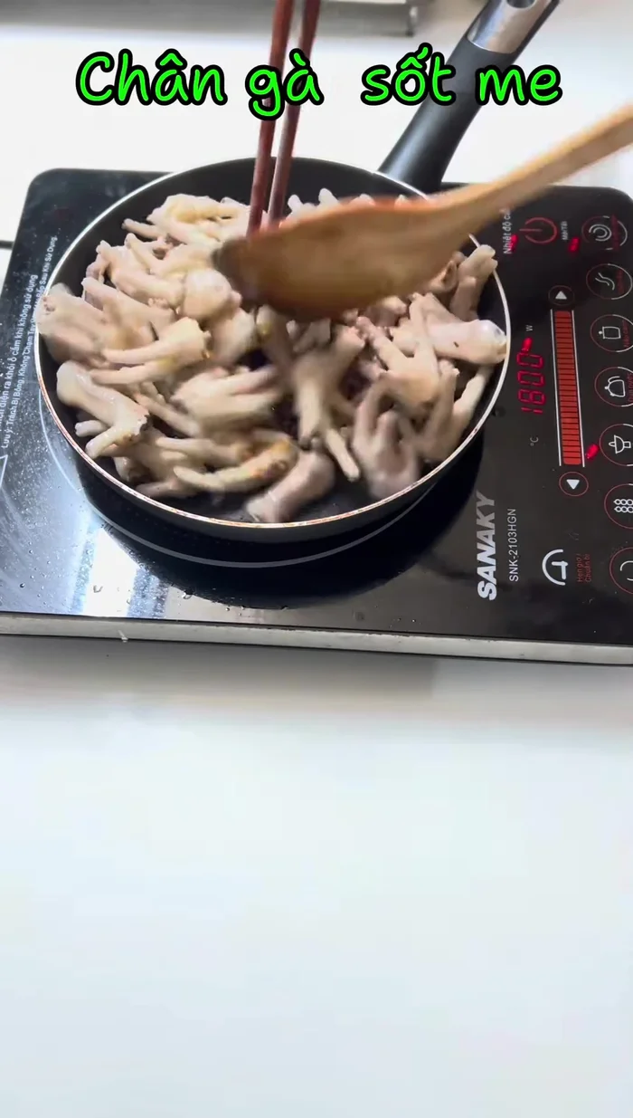 Pour in the tamarind juice and add a little chili sauce. Stir well.