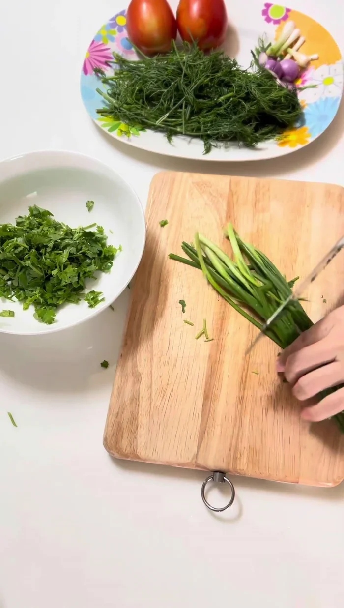 Prepare tomato sauce (thickness depends on preference). Chop tomatoes and salad leaves.