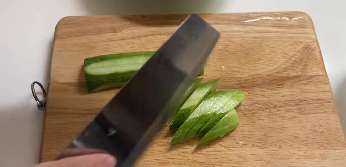 Prepare the cucumbers. Peel and cut into pieces.