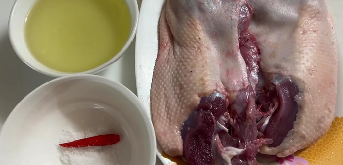 Mix coarse salt, cooking oil, salt powder and chili pepper (if using).
