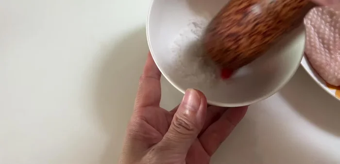 Pound the chili pepper with salt until it's spicy. (Optional, omit if you don't like spicy food).