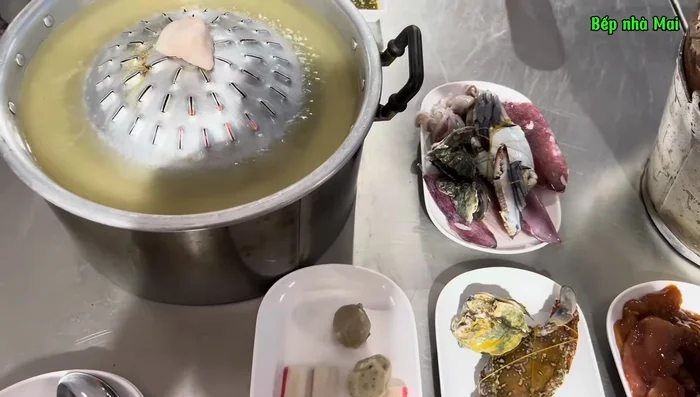 Select your desired seafood and meat from the counter. The hot pot offers a diverse selection, including various types of seafood (shrimp, crab, fish balls, beef balls, crab sticks, mussels, squid, octopus) and meat (pork, beef, chicken).