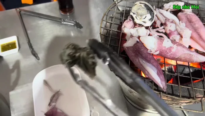 If using live seafood like shrimp and crab, it’s recommended to anesthetize them before cooking. Place them in an ice bucket for a while before grilling or adding to the hot pot. This ensures easier handling and better cooking results.