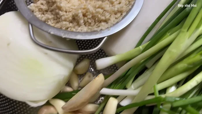 Roast sesame seeds until golden brown (about 15 minutes). Finely chop ginger and garlic. Slice onion, dice half and slice the other half.