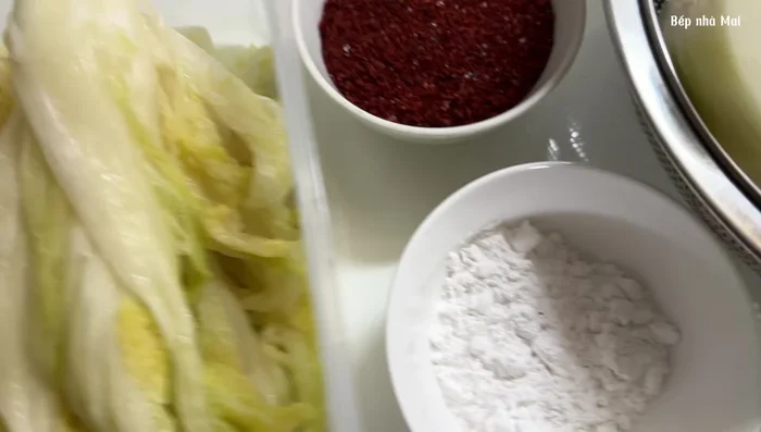 Shred or chop white and red radish. Cut green onions and chives into strips.