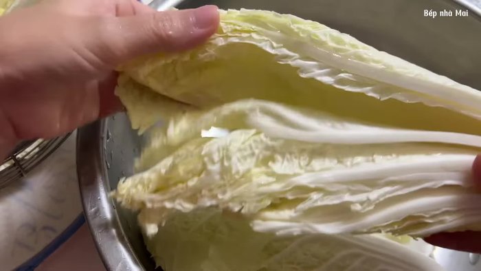 Buy 2 kg of cabbage, wash it, and marinate it with 150g of coarse salt for about 15 hours. Sprinkle the salt evenly on the cabbage leaves.