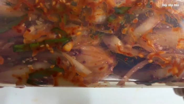 Place the kimchi in a plastic box, cover with glass, and leave it outside for 15 hours. After 15 hours, refrigerate and consume within 3 weeks.