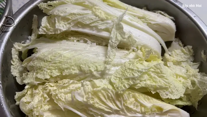 Squeeze out the salt water and wash the cabbage with cold water about 5-6 times, squeezing out the water each time.