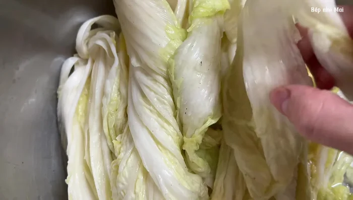 The cabbage should be flexible but not breakable. Mix rice flour with water and cook until it cools.