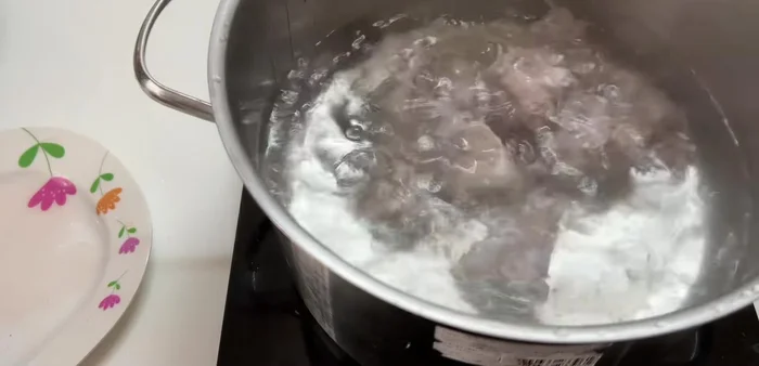 Boil ribs in fresh water for 20 minutes, then season with salt, MSG, shallots, and ginger.