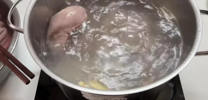 Boil young intestines separately with ginger, salt, and MSG for 15-20 minutes (adjust time for desired crispness).