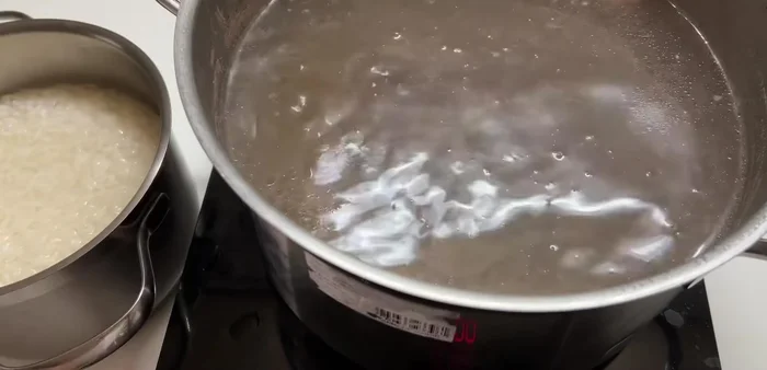 Add the pre-soaked rice to the rib broth. Season and simmer for 5 minutes on low heat.