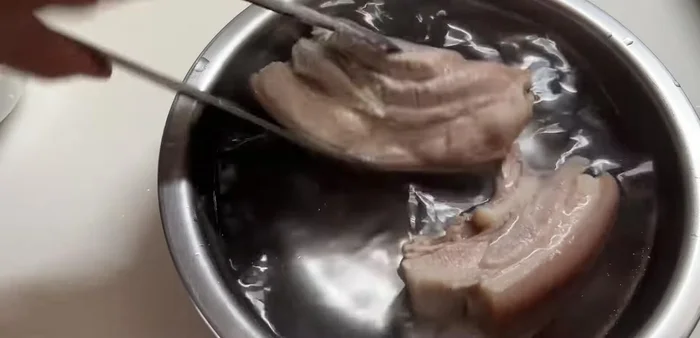 Drain the pork belly and prepare the marinade. Crush and roughly chop the onion, garlic, and lemongrass. Mix them with soy sauce, five-spice powder, cooking oil, and MSG.
