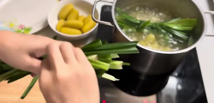 Add pandan leaves to the pot and continue to boil, for fragrant aroma.
