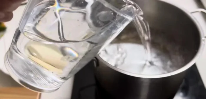 Pour water into a pot and bring to a boil. Cut the cassava into bite-sized pieces.