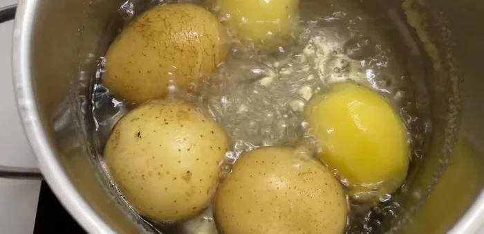 Boil the potatoes with salt and water for about 30 minutes until cooked. Let it rest for 30 minutes.