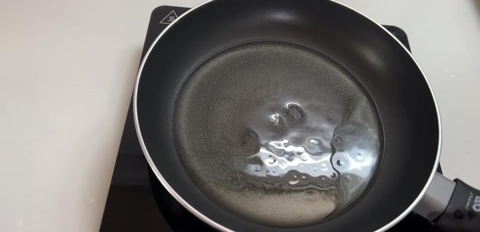 Heat oil in a pan and pan-fry the marinated beef for about 1 minute per side until rare. Remove from pan.