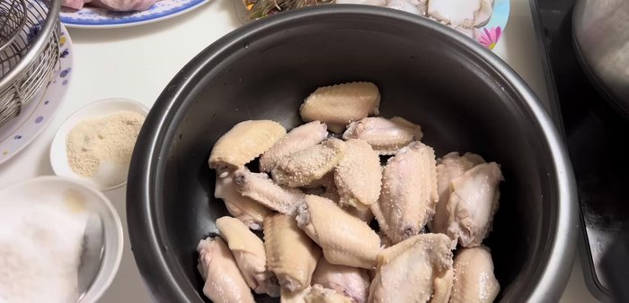Marinate chicken wings with seasoning powder, MSG, salt, and cooking oil for about 30 minutes.