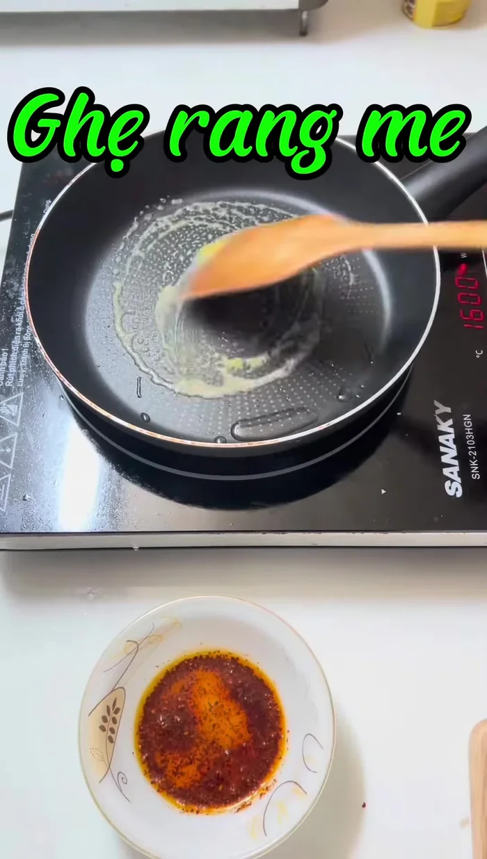 Add butter to the pan, then add the garlic. Fry until fragrant.