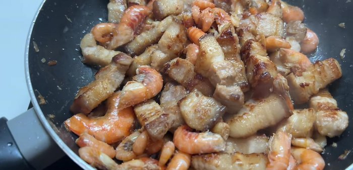 After 7-8 minutes of braising, add a little salt, sugar, and MSG.