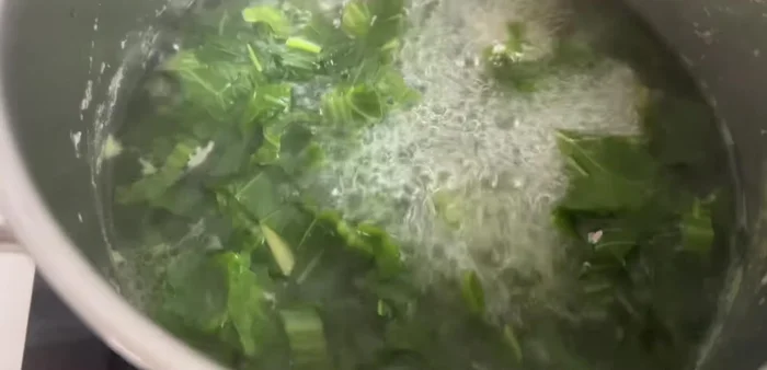 Add green onions, stir well, and turn off the heat.