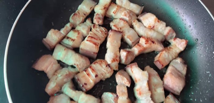 Marinate shrimp with salt, sugar, MSG, and cooking oil for about 30 minutes.