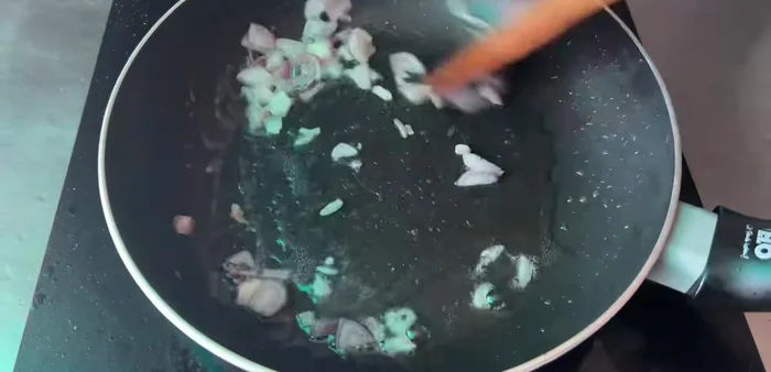 Add the rendered pork fat and shallots to the pan and fry until fragrant.