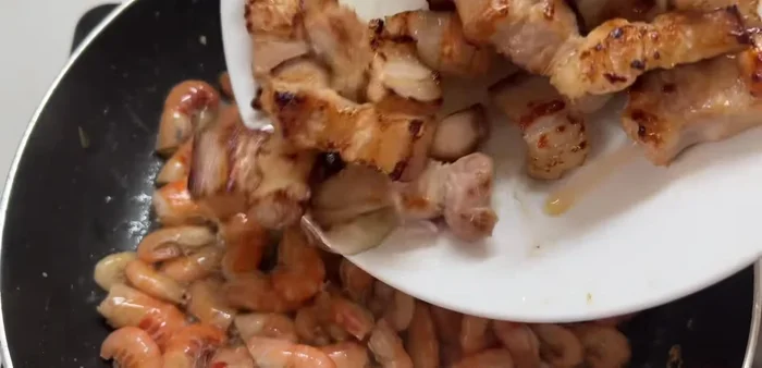 Add the pork belly, stir evenly. Cover and simmer. Every time you see steam on the lid, let it condense back into the pot. Braise the pork for about 7-8 minutes without adding water, using only the steam.