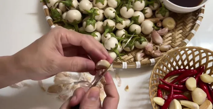 Remove eggplant stems, cut in half, and soak in diluted salt water for 15 minutes to release black water. Wash.
