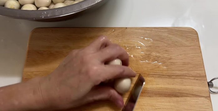 Mix 1L water with 50g salt. Soak eggplant in this solution for 3 hours.