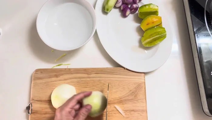 Thinly slice onions and soak them in vinegar water for 10 minutes to reduce pungency.