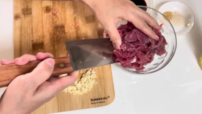 Marinate the beef with soy sauce, garlic, cooking oil, sugar, seasoning powder, and MSG for 30 minutes. Refrigerate after.