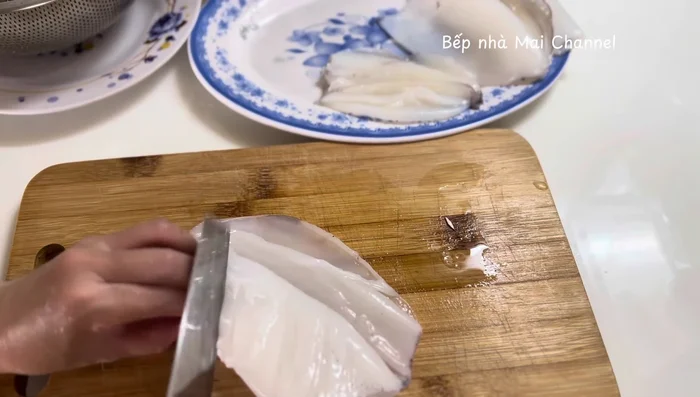 Marinate squid, shrimp, and clams with salt, MSG, and fish sauce. Stir-fry until almost cooked.