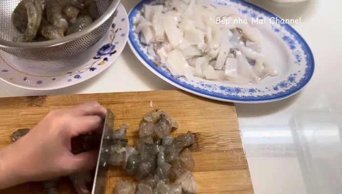 Peel and cut the shrimp. Clean the clams (remove sand and black intestines).