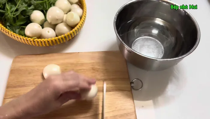 Prepare the pickled eggplant: Slice the eggplant thinly, soak in salt water for 15 minutes (502.919), then drain. Mix with salt, garlic, chili, sugar, lemon, and a little fish sauce (592.68). Let it sit for about 2 hours (630.36).