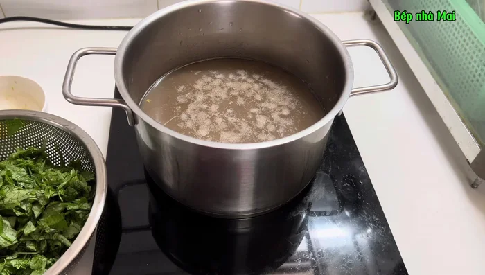 Cook the crab soup: Add the crab meat, vegetables, salt, and MSG to a pot and stir gently. (718.24)