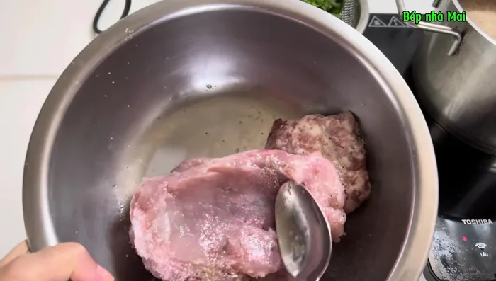 Prepare the fish cakes: Knead the fish cakes until soft. Fry until cooked. (740.6)