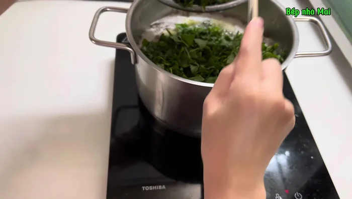 Combine and serve: Add the cooked vegetables and crab fat to the soup. Add the fish cakes and dill. Simmer for 2 minutes. (767.959)