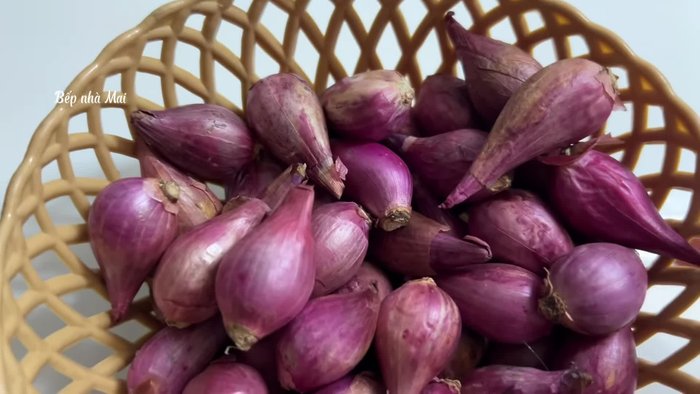 Let the shallots dry in the sun until they wilt. Then peel and wash them.
