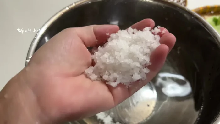 Prepare the brine: Dissolve salt in 2 liters of water. Add 1 mushroom. Stir until the salt is dissolved.
